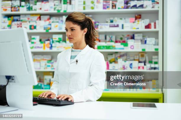 Pharmacist Using Computer 2,632 Pharmacist On Computer Stock Photos, High-Res Pictures, and ...