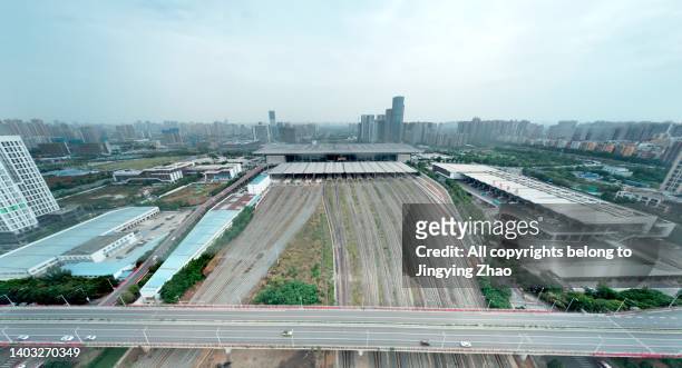 aerial photography of railway station with dense railway tracks - 成都 stockfoto's en -beelden