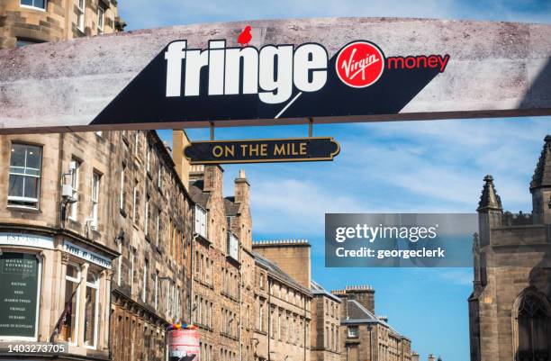 edinburgh's royal mile during the festival - edinburgh international festival stock pictures, royalty-free photos & images