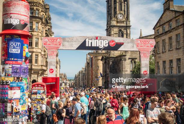 folla del festival di edimburgo sul royal mile - edinburgh festival fringe street events foto e immagini stock