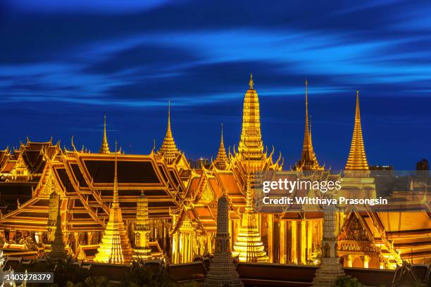 bangkok, thailand at the temple of the emerald buddha and grand palace - the emerald buddha temple in bangkok stock pictures, royalty-free photos & images