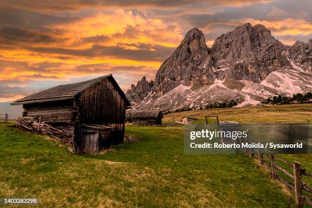 mountain hut at dawn, passo delle erbe, dolomites - alpen berghütte stock-fotos und bilder