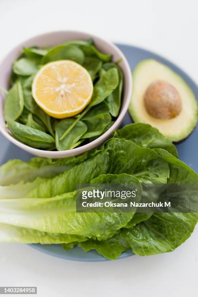 fresh green raw food white background - buddha bowl stockfoto's en -beelden