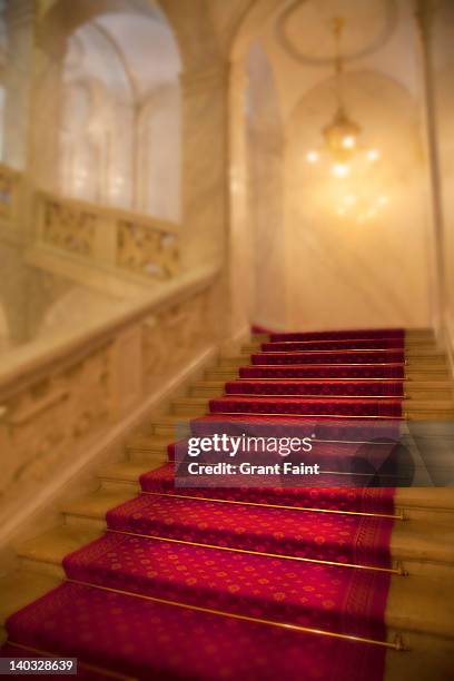 view of red carpet. - palast innen stock-fotos und bilder