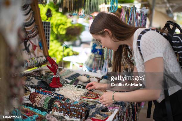 junge frau, die in der türkei reist - bazaar stock-fotos und bilder
