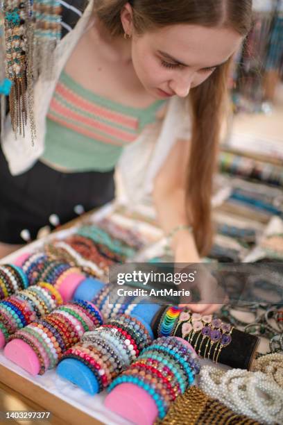 junge frau, die in der türkei reist - pop up store stock-fotos und bilder