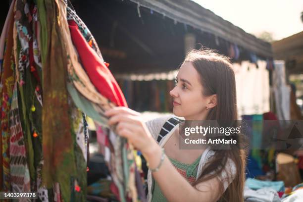 junge frau, die in der türkei reist - pop up store stock-fotos und bilder