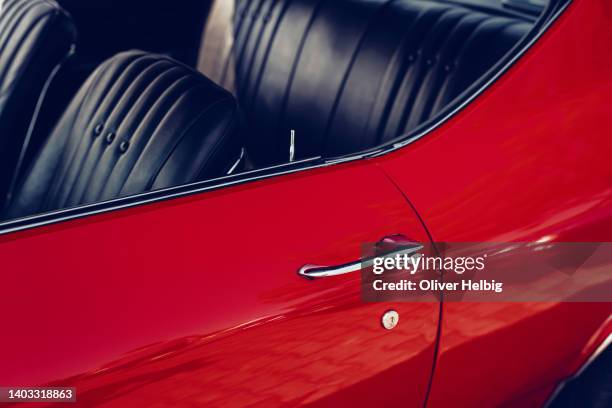 side view of an vintage american red painted muscle car - classic leather photos et images de collection