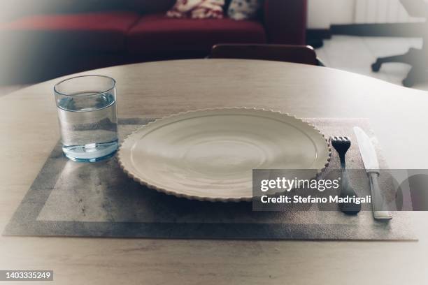 white plate set in the house - empty plate foto e immagini stock