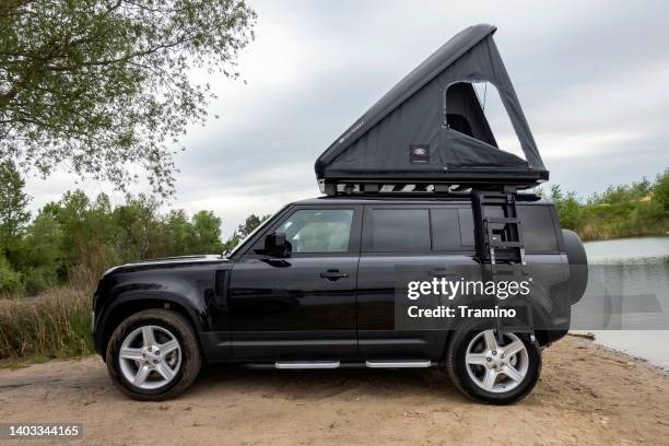 land rover defender with a roof tent - brandloch stock pictures, royalty-free photos & images