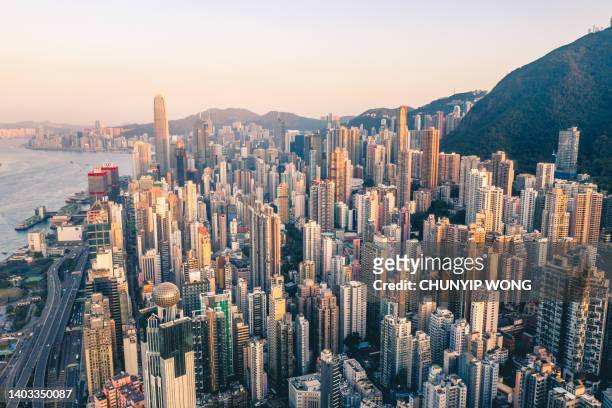 punto de vista del helicóptero en hong kong con muchos detalles visibles en la imagen - buildings economy fotografías e imágenes de stock