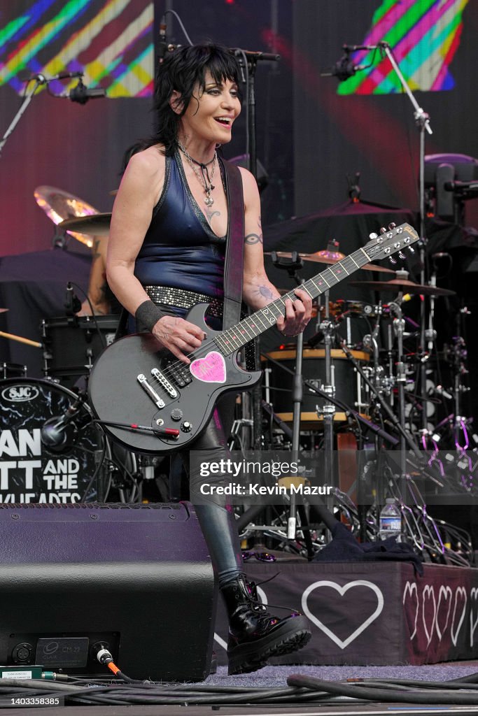 The Stadium Tour: Def Leppard, Mötley Crüe, Poison, Joan Jett and The Blackhearts and Classless Act