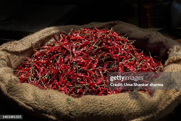 dried red chilli - chilis stock-fotos und bilder