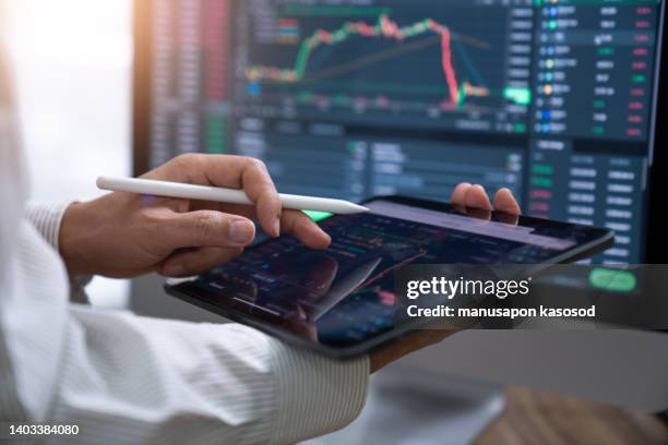 business investor buying stock ,cryptocurrency, bitcoin, through mobile app - börsenhandel finanzberuf stock-fotos und bilder