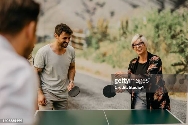 office fun and table tennis - women's table tennis stockfoto's en -beelden