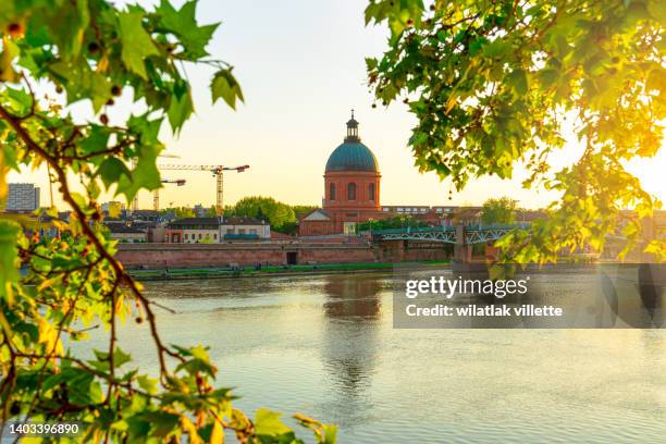 garonne river and dome de la grave in toulouse, france - haute garonne foto e immagini stock