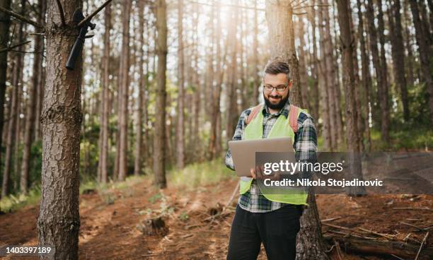 ranger monitorando o ecossistema florestal - nature reserve - fotografias e filmes do acervo