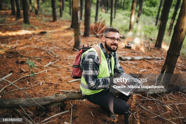 tag im leben des waldökologen - biologist stock-fotos und bilder