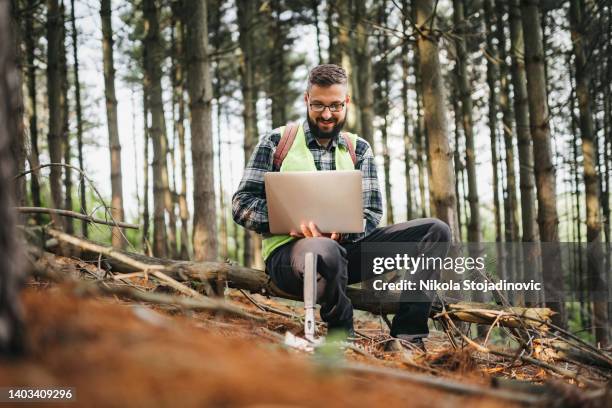 tag im leben des waldökologen - bildtechnik stock-fotos und bilder