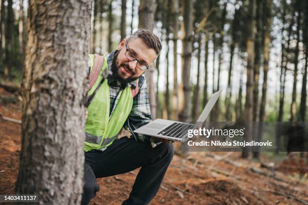 journée dans la vie de l’écologiste forestier - botaniste photos et images de collection