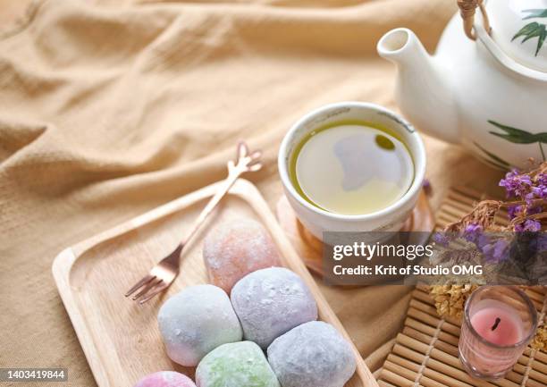 daifuku mochi with green tea - mochi stock-fotos und bilder