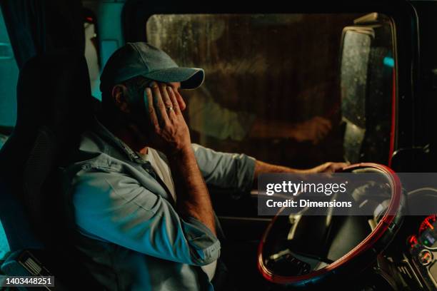 sleepy truck driver ready for night rest - vrachtwagenchauffeur stockfoto's en -beelden