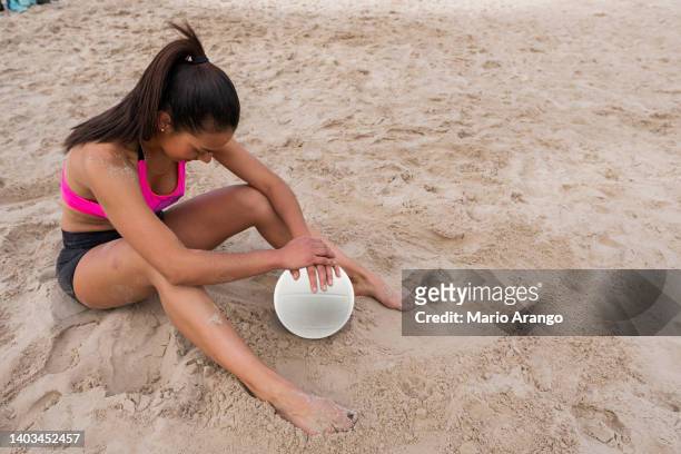 donna latina di età media di 35 anni ha un vecchio hobby di giocare a pallavolo - womens beach volleyball foto e immagini stock