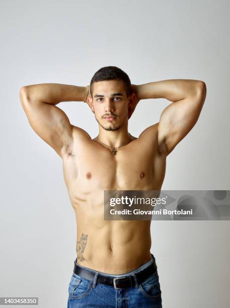 portrait of young sweaty body builder - male body stockfoto's en -beelden