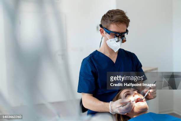 dentist with ffp2 face mask working in his ambulance. - 風邪マスク ストックフォトと画像