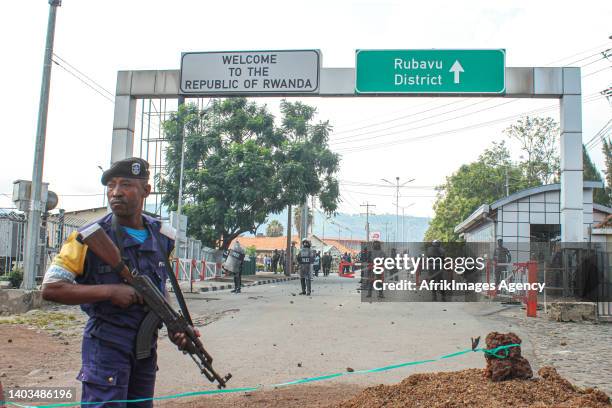 Congolese policeman faces Rwandan policemen stationed in Rubavu on the border between the DRC and Rwanda, on 15 June 2022 in a street in Goma ....