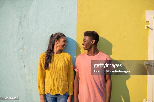 porträt eines coolen millennial-paares - gegensatz stock-fotos und bilder