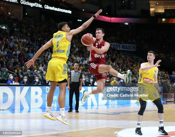 Zan Mark Sisko of FC Bayern Muenchen is challenged by Oscar da Silva of Alba Berlin during the EasyCredit BBL play-offs final match three between...