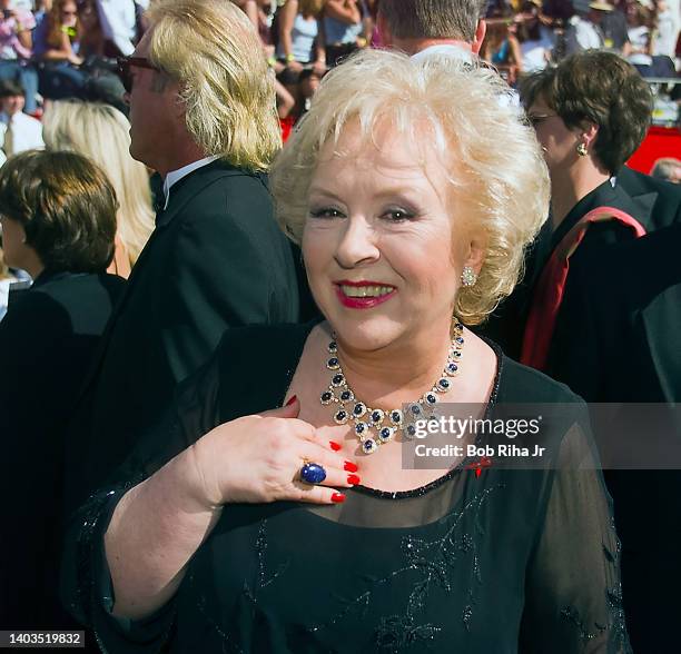 Doris Roberts arrives at the 52nd Emmy Awards Show at the Shrine Auditorium, September 12, 1999 in Los Angeles, California.