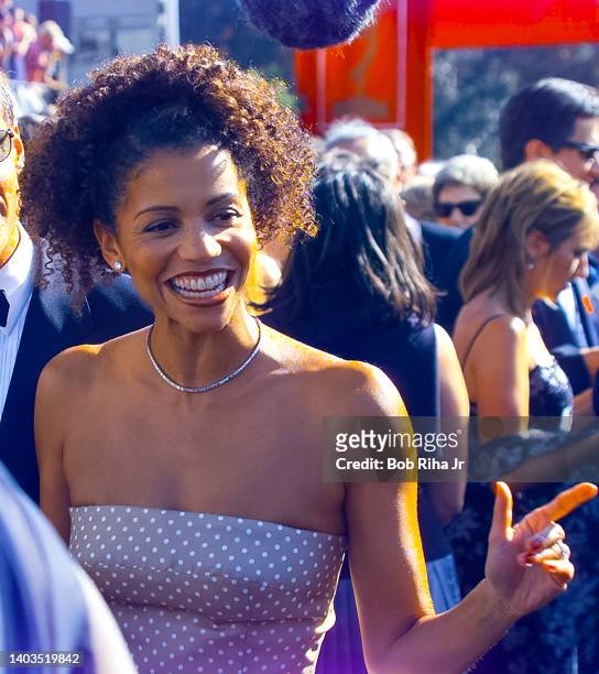 Gloria Reuben arrives at the 52nd Emmy Awards Show at the Shrine Auditorium, September 12, 1999 in Los Angeles, California.
