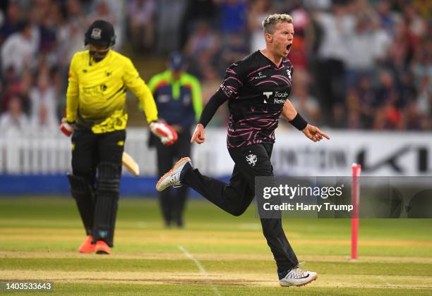 Peter Siddle of Somerset celebrates the wicket of Mohammad Amir of Gloucestershire during the Vitality T20 Blast match between Somerset and...