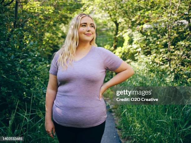 frau, die einen aktiven lebensstil genießt - kräftig gebaut stock-fotos und bilder