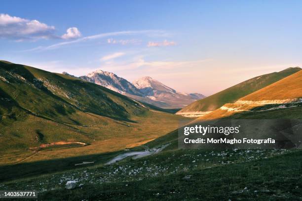 andando a campo imperatore - parco nazionale del gran sasso e monti della laga stock pictures, royalty-free photos & images