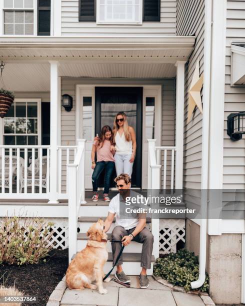 familia feliz frente a la casa - family in front of home fotografías e imágenes de stock