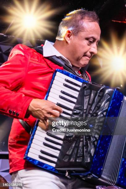 acordeonista hispânico se apresentando em um concerto - accordionist - fotografias e filmes do acervo