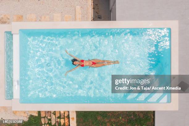 Woman Floating In Pool Young Woman Floating On Water In Swimming Pool Photos and Premium High ...