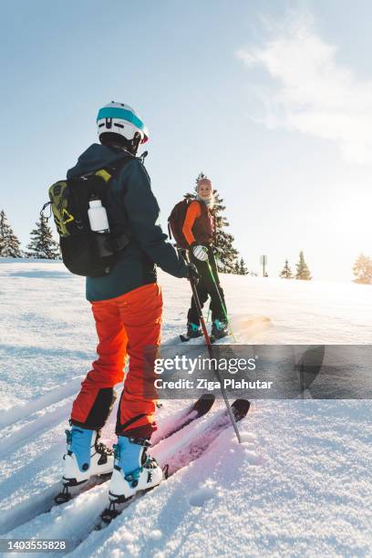 i migliori amici in un'avventura di scialpinismo - sci alpinismo foto e immagini stock