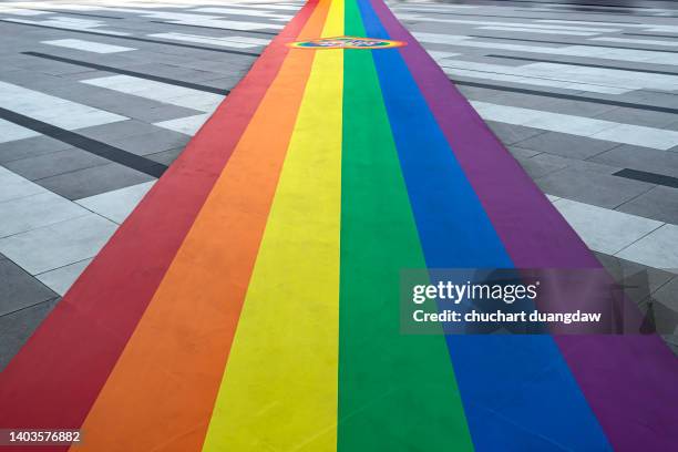 rainbow color lgbtqia crosswalk in bangkok, thailand - gay pride flag foto e immagini stock