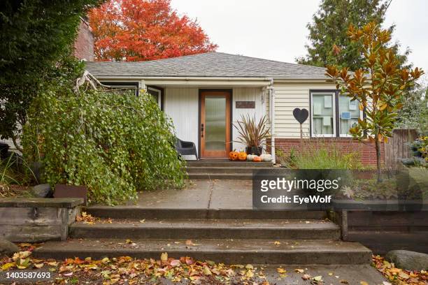 mid century modern bungalow with well established trees in front yard. - front lawn stock pictures, royalty-free photos & images
