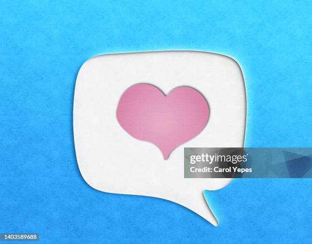 speech bubble with pink heart shape made of paper work in blue - love letter stockfoto's en -beelden