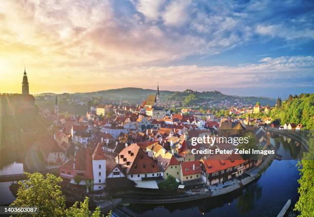 cesky krumlov cityscape at sunrise - czech republic - vitava photos et images de collection