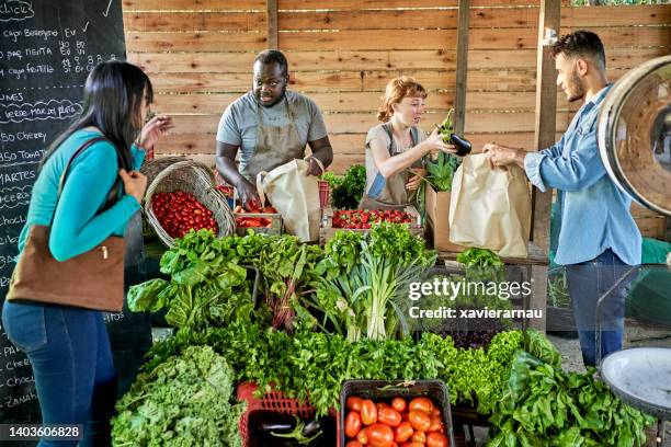 customers buying produce direct from organic farmers - duurzaam consumeren stockfoto's en -beelden