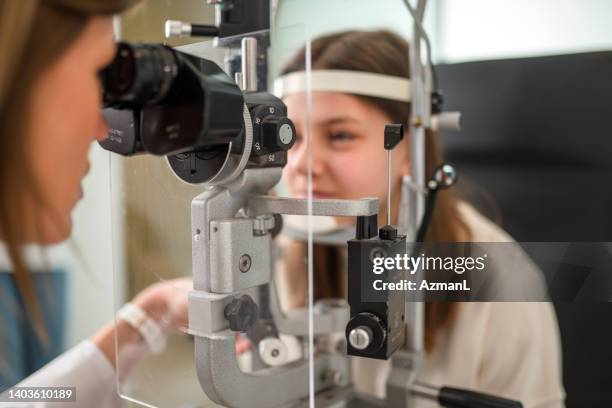 niña blanca en la clínica de oftalmología que se hace una prueba de la visión - miopía fotografías e imágenes de stock