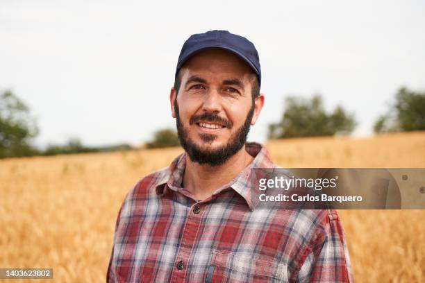 close up portrait of a farmer looking at the camera - actividad agropecuaria fotografías e imágenes de stock