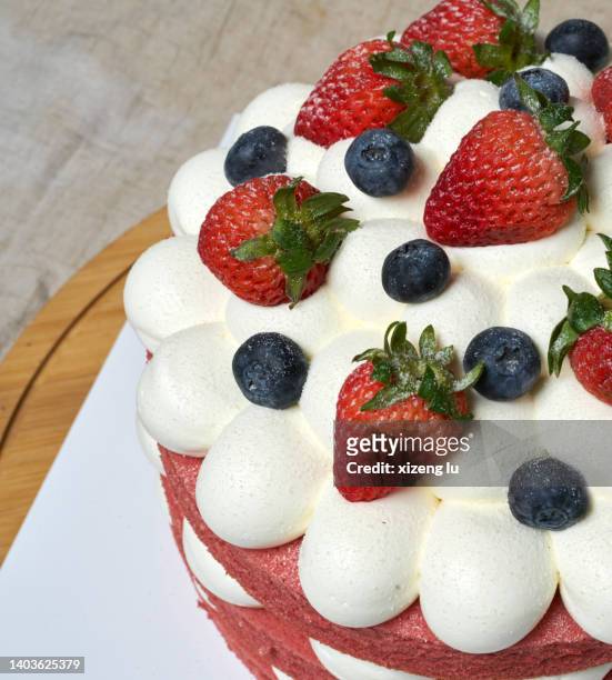 cake with srawberry and blueberry - 無人 stock-fotos und bilder