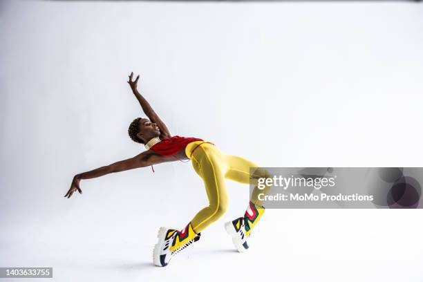 studio portrait of fashionable female professional dancer - chaussures noires photos et images de collection
